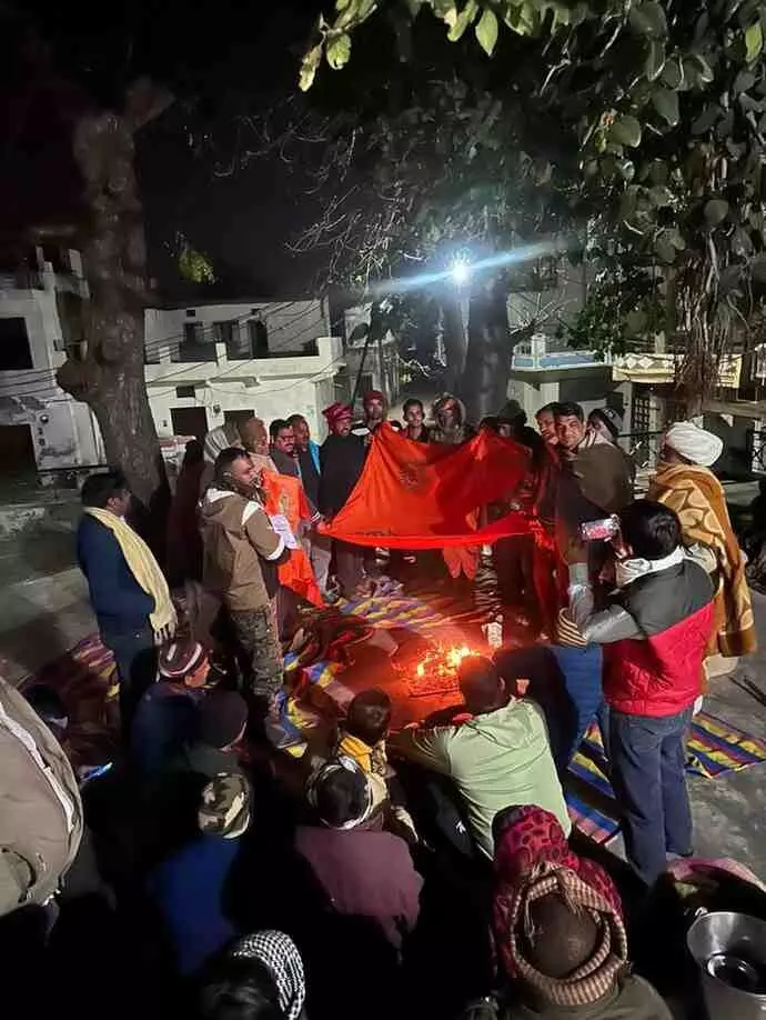 सालेरा खुर्द में विराट हिन्दू सम्मेलन की तैयारी हेतु बैठक और ध्वज प्रदान कार्यक्रम का दृश्य। सालेरा खुर्द में विराट हिन्दू सम्मेलन की तैयारी हेतु बैठक और ध्वज प्रदान कार्यक्रम का दृश्य।