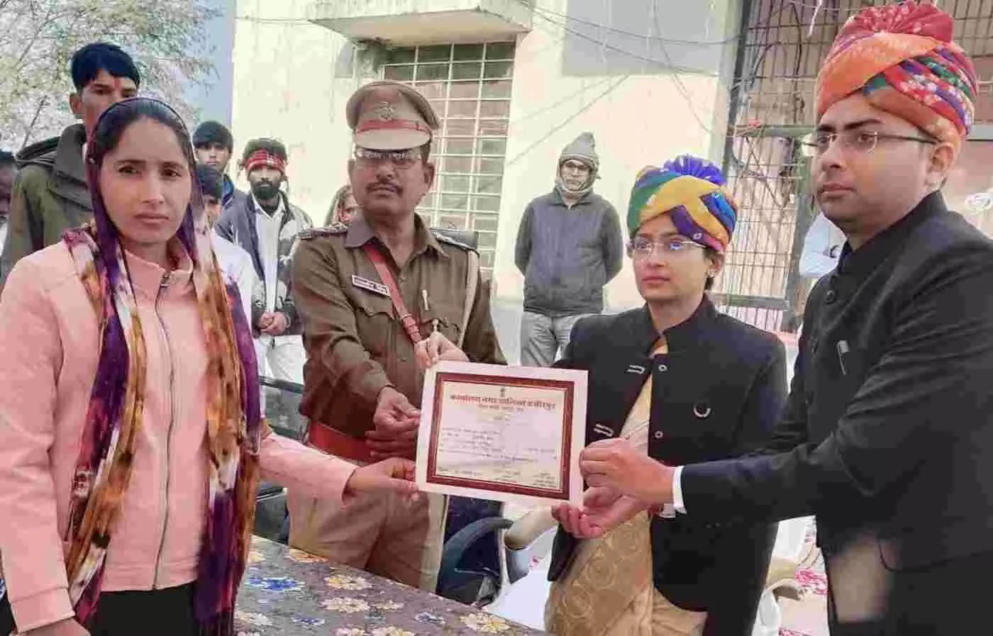 वजीरपुर के खेल मैदान में अधिकारियों द्वारा सवीना बानो को सम्मान पत्र भेंट करते हुए दिखाया गया है। वजीरपुर के खेल मैदान में अधिकारियों द्वारा सवीना बानो को सम्मान पत्र भेंट करते हुए दिखाया गया है।