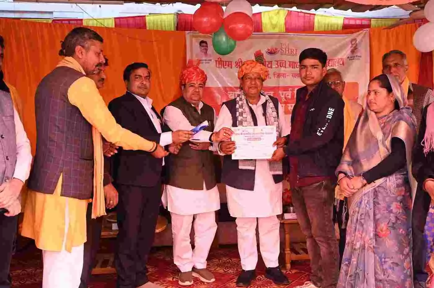 पीएम श्री स्कूल गंगापुर सिटी में अतिथि मेधावी छात्र को वार्षिक उत्सव पर सम्मानित करते हुए। पीएम श्री स्कूल गंगापुर सिटी में अतिथि मेधावी छात्र को वार्षिक उत्सव पर सम्मानित करते हुए।