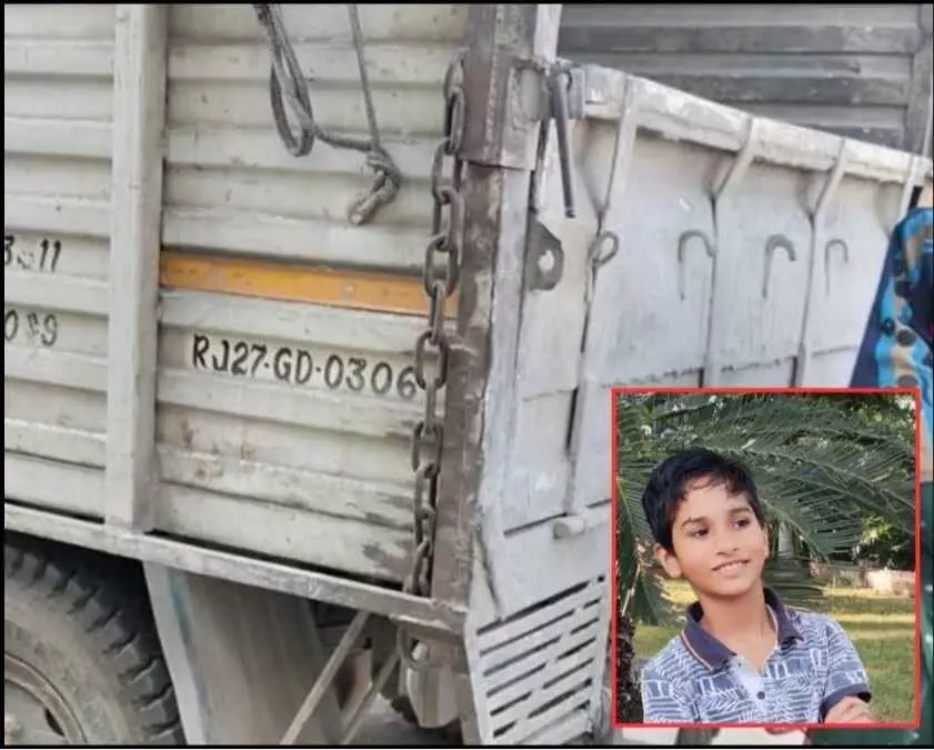 उदयपुर में सड़क दुर्घटना का शिकार हुए छात्र और दुर्घटनाग्रस्त वाहन का दृश्य। उदयपुर में सड़क दुर्घटना का शिकार हुए छात्र और दुर्घटनाग्रस्त वाहन का दृश्य।