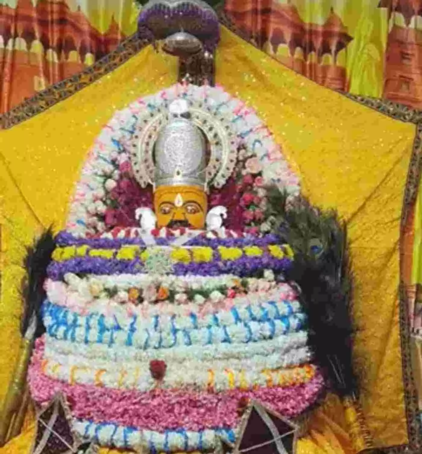 हिंडौन सिटी के खाटू श्याम मंदिर में जया एकादशी पर फूलों से सजी भगवान की मूर्ति के दर्शन करते श्रद्धालु। हिंडौन सिटी के खाटू श्याम मंदिर में जया एकादशी पर फूलों से सजी भगवान की मूर्ति के दर्शन करते श्रद्धालु।