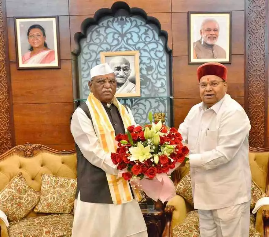लोकभवन में कर्नाटक राज्यपाल थावरचंद गहलोत और राजस्थान राज्यपाल हरिभाऊ बागडे पुष्पगुच्छ के साथ शिष्टाचार भेंट करते हुए। लोकभवन में कर्नाटक राज्यपाल थावरचंद गहलोत और राजस्थान राज्यपाल हरिभाऊ बागडे पुष्पगुच्छ के साथ शिष्टाचार भेंट करते हुए।