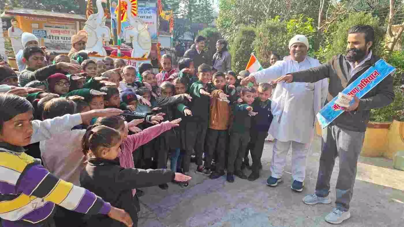 ओरिया ग्राम में स्कूली बच्चे और सेवाधारी जल संरक्षण रैली के दौरान बैनर लेकर पैदल मार्च कर रहे हैं। ओरिया ग्राम में स्कूली बच्चे और सेवाधारी जल संरक्षण रैली के दौरान बैनर लेकर पैदल मार्च कर रहे हैं।