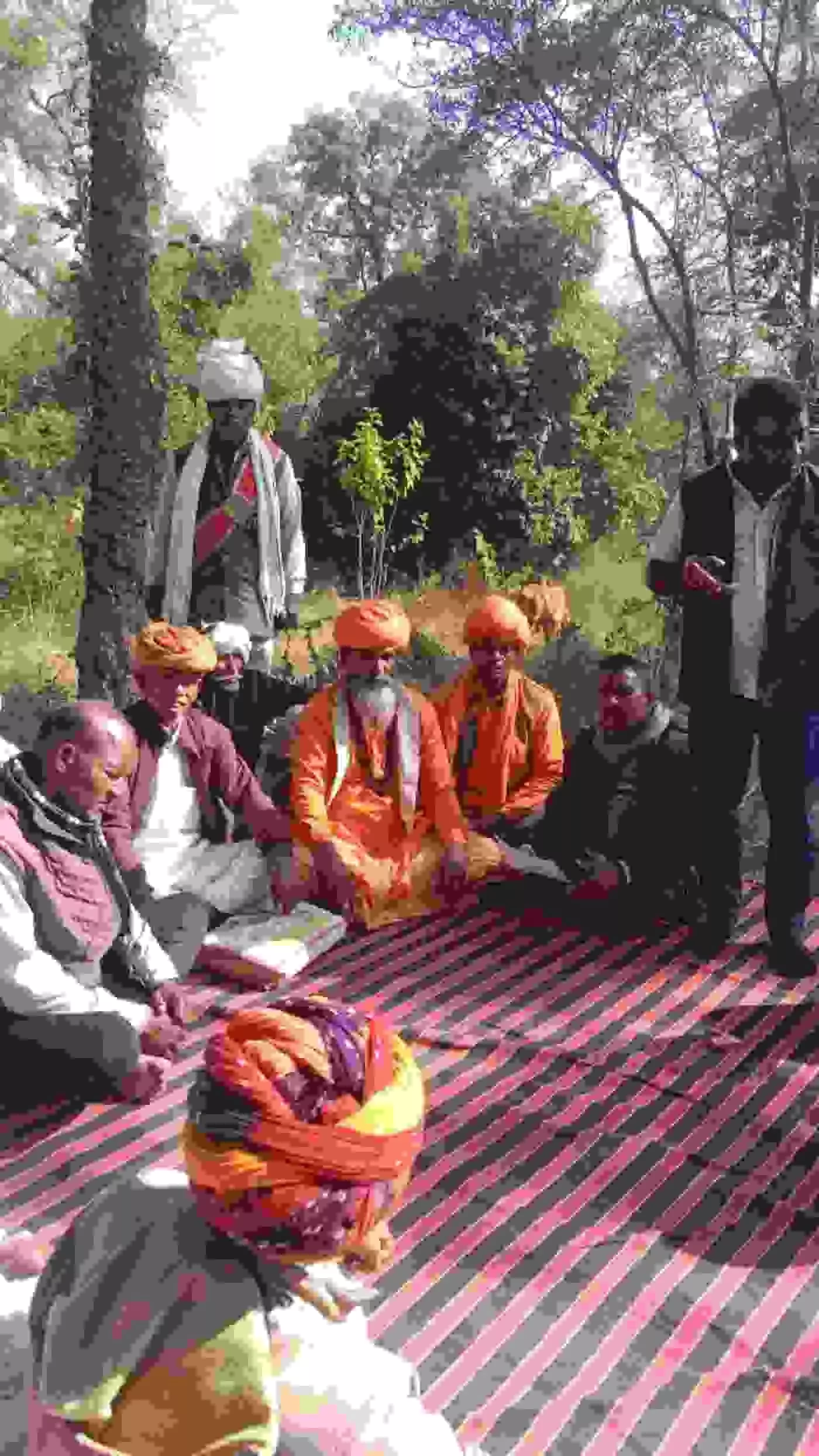 भजलेश्वर महादेव मंदिर भानपा में मेवाड़ रावत महा सभा की बैठक में विचार-विमर्श करते समाज के लोग।