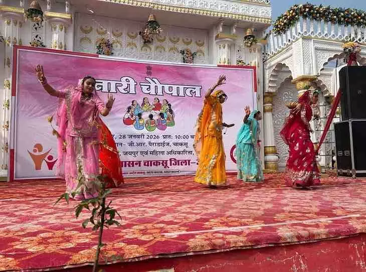 चाकसू जयपुर में आयोजित नारी चौपाल कार्यक्रम के दौरान शपथ लेतीं हजारों महिलाएं और बालिकाएं। चाकसू जयपुर में आयोजित नारी चौपाल कार्यक्रम के दौरान शपथ लेतीं हजारों महिलाएं और बालिकाएं।