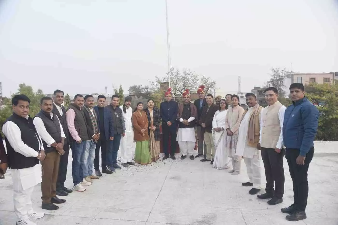 भीलवाड़ा में नगर पालिका कर्मचारी फेडरेशन भवन के लोकार्पण समारोह में खड़े अतिथि और अधिकारी। भीलवाड़ा में नगर पालिका कर्मचारी फेडरेशन भवन के लोकार्पण समारोह में खड़े अतिथि और अधिकारी।
