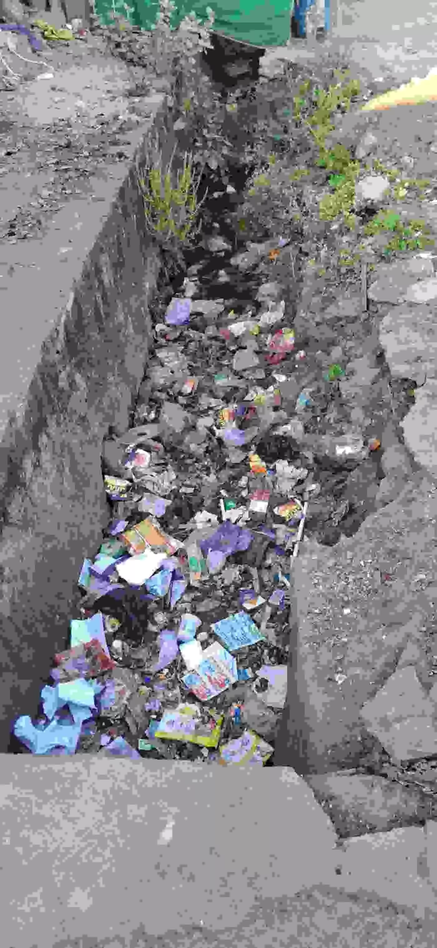 वार्ड 52 में सिद्धि विनायक रोड पर कचरे से भरा और क्षतिग्रस्त पड़ा हुआ नाला। वार्ड 52 में सिद्धि विनायक रोड पर कचरे से भरा और क्षतिग्रस्त पड़ा हुआ नाला।
