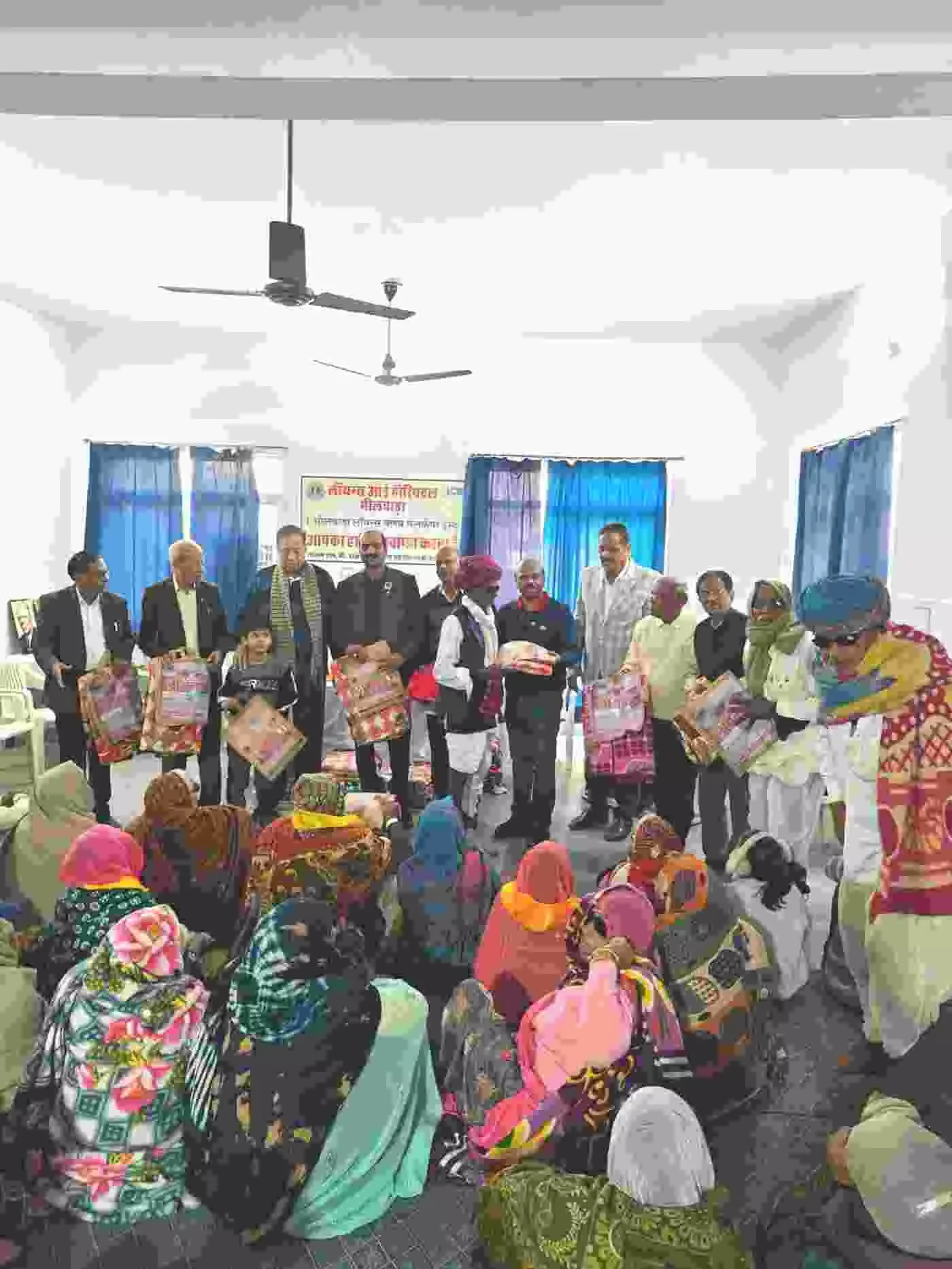 लायंस आई हॉस्पिटल भीलवाड़ा में सदस्य मरीजों को कंबल और चश्मे वितरित करते हुए। लायंस आई हॉस्पिटल भीलवाड़ा में सदस्य मरीजों को कंबल और चश्मे वितरित करते हुए।