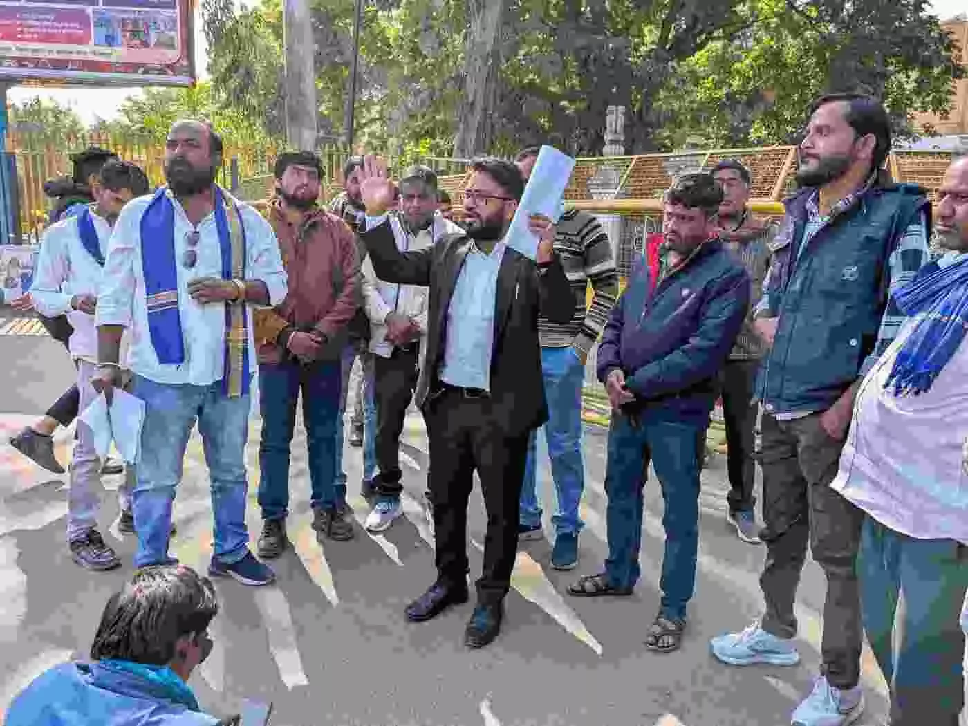 भीलवाड़ा एसपी कार्यालय के बाहर ज्ञापन देने पहुंचे दलित समाज के प्रतिनिधि और प्रदर्शनकारी भीलवाड़ा एसपी कार्यालय के बाहर ज्ञापन देने पहुंचे दलित समाज के प्रतिनिधि और प्रदर्शनकारी