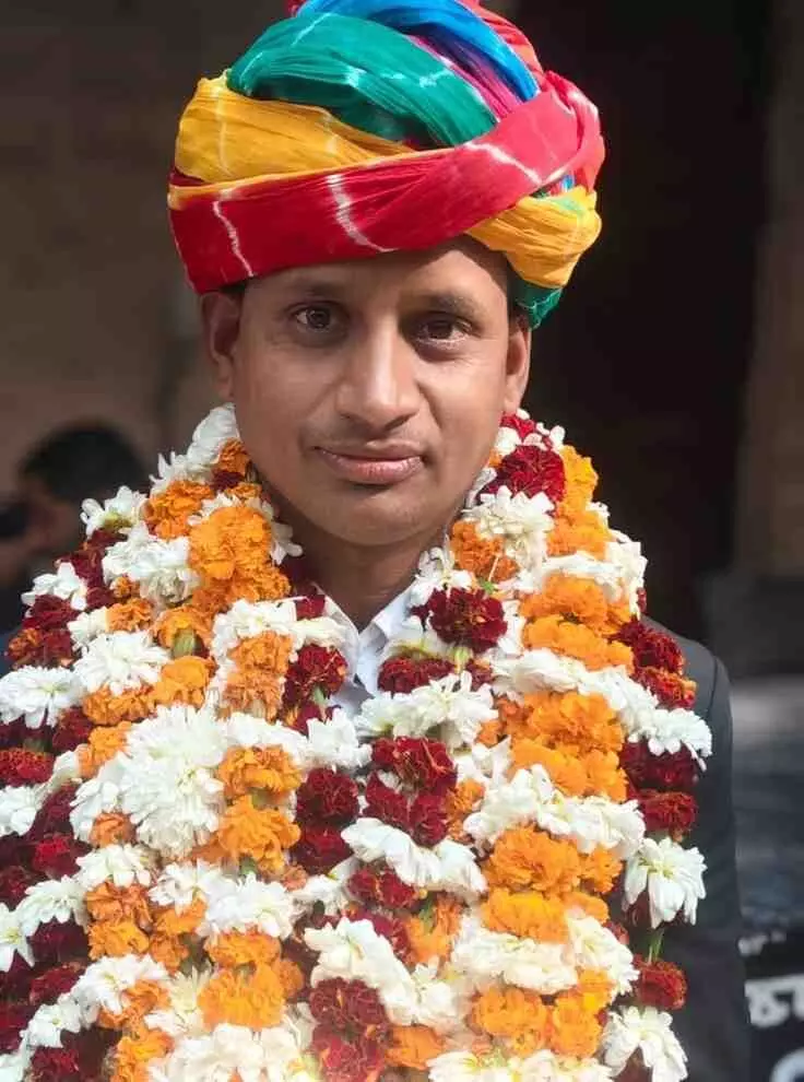 भीलवाड़ा कोर्ट परिसर में माला पहने हुए एडवोकेट रोशन सालवी समर्थकों के साथ खड़े हैं। भीलवाड़ा कोर्ट परिसर में माला पहने हुए एडवोकेट रोशन सालवी समर्थकों के साथ खड़े हैं।
