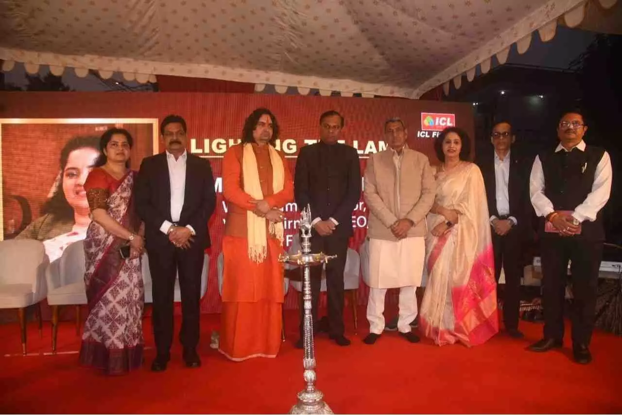 जयपुर में आईसील फिनकॉर्प कार्यालय उद्घाटन समारोह के दौरान दीप प्रज्वलित करते हुए अतिथि और अधिकारी। जयपुर में आईसील फिनकॉर्प कार्यालय उद्घाटन समारोह के दौरान दीप प्रज्वलित करते हुए अतिथि और अधिकारी।