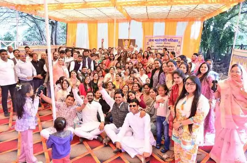 टंकी के बालाजी मंदिर में स्नेह मिलन समारोह के दौरान सामूहिक चित्र खिंचवाते जैन-माहेश्वरी समाज के सदस्य। टंकी के बालाजी मंदिर में स्नेह मिलन समारोह के दौरान सामूहिक चित्र खिंचवाते जैन-माहेश्वरी समाज के सदस्य।