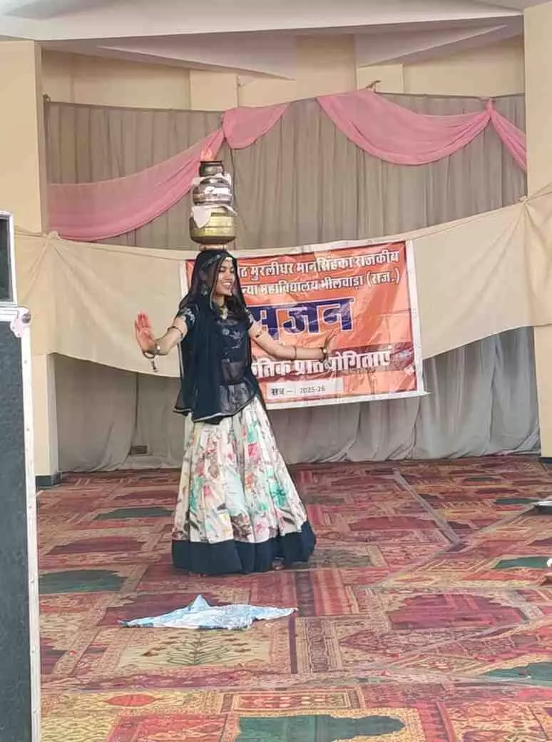 कन्या महाविद्यालय भीलवाड़ा में सृजन कार्यक्रम के दौरान मंच पर सांस्कृतिक नृत्य प्रस्तुति देती छात्राएं। कन्या महाविद्यालय भीलवाड़ा में सृजन कार्यक्रम के दौरान मंच पर सांस्कृतिक नृत्य प्रस्तुति देती छात्राएं।