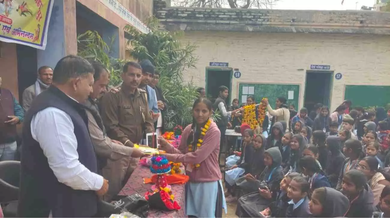 जहाजपुर के महात्मा गांधी विद्यालय में मेधावी छात्राओं को टेबलेट वितरण करते हुए प्रशासनिक अधिकारी और कल्याणम संस्थान के सदस्य। जहाजपुर के महात्मा गांधी विद्यालय में मेधावी छात्राओं को टेबलेट वितरण करते हुए प्रशासनिक अधिकारी और कल्याणम संस्थान के सदस्य।