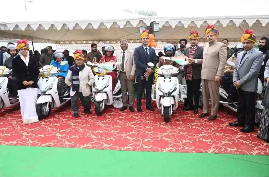 नवलख्खा स्टेडियम आमेर में न्याय सेवा संगम शिविर के दौरान मुख्य अतिथि और अधिकारी लाभार्थियों को स्कूटी वितरित करते हुए। नवलख्खा स्टेडियम आमेर में न्याय सेवा संगम शिविर के दौरान मुख्य अतिथि और अधिकारी लाभार्थियों को स्कूटी वितरित करते हुए।