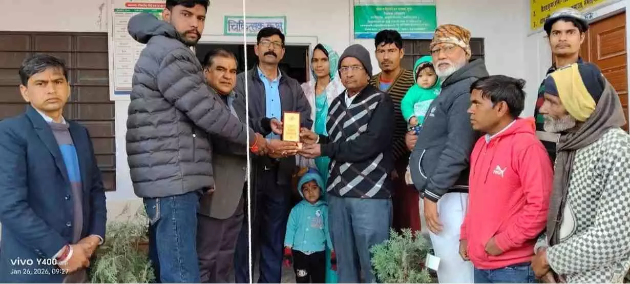 आयुष हॉस्पिटल उदयपुरवाटी में डॉ. राजेंद्र कुमावत लोकतंत्र सेनानी सोनाराम को गणतंत्र दिवस पर सम्मानित करते हुए। आयुष हॉस्पिटल उदयपुरवाटी में डॉ. राजेंद्र कुमावत लोकतंत्र सेनानी सोनाराम को गणतंत्र दिवस पर सम्मानित करते हुए।