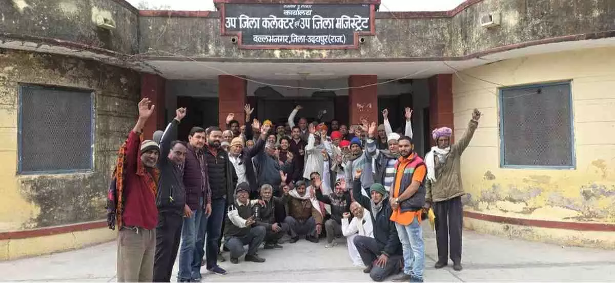 वल्लभनगर में विप्र फाउंडेशन के सदस्य उपखण्ड अधिकारी को यूजीसी विनियम 2026 के खिलाफ ज्ञापन सौंपते हुए। वल्लभनगर में विप्र फाउंडेशन के सदस्य उपखण्ड अधिकारी को यूजीसी विनियम 2026 के खिलाफ ज्ञापन सौंपते हुए।