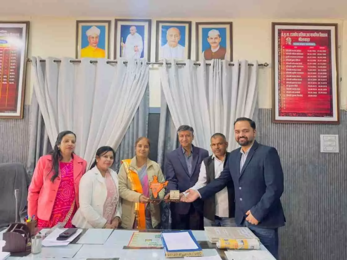 भीलवाड़ा के राजकीय विद्यालय में प्रधानाचार्य सुषमा विश्नोई को स्मृति चिन्ह भेंट करते सामाजिक कार्यकर्ता। भीलवाड़ा के राजकीय विद्यालय में प्रधानाचार्य सुषमा विश्नोई को स्मृति चिन्ह भेंट करते सामाजिक कार्यकर्ता।