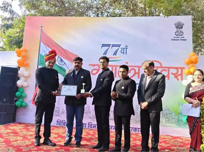 जयपुर में आयोजित सम्मान समारोह में कमिश्नर नरेश गोयल से रजनीश वर्मा रिजु झुनझुनवाला का प्रशस्ति पत्र प्राप्त करते हुए। जयपुर में आयोजित सम्मान समारोह में कमिश्नर नरेश गोयल से रजनीश वर्मा रिजु झुनझुनवाला का प्रशस्ति पत्र प्राप्त करते हुए।