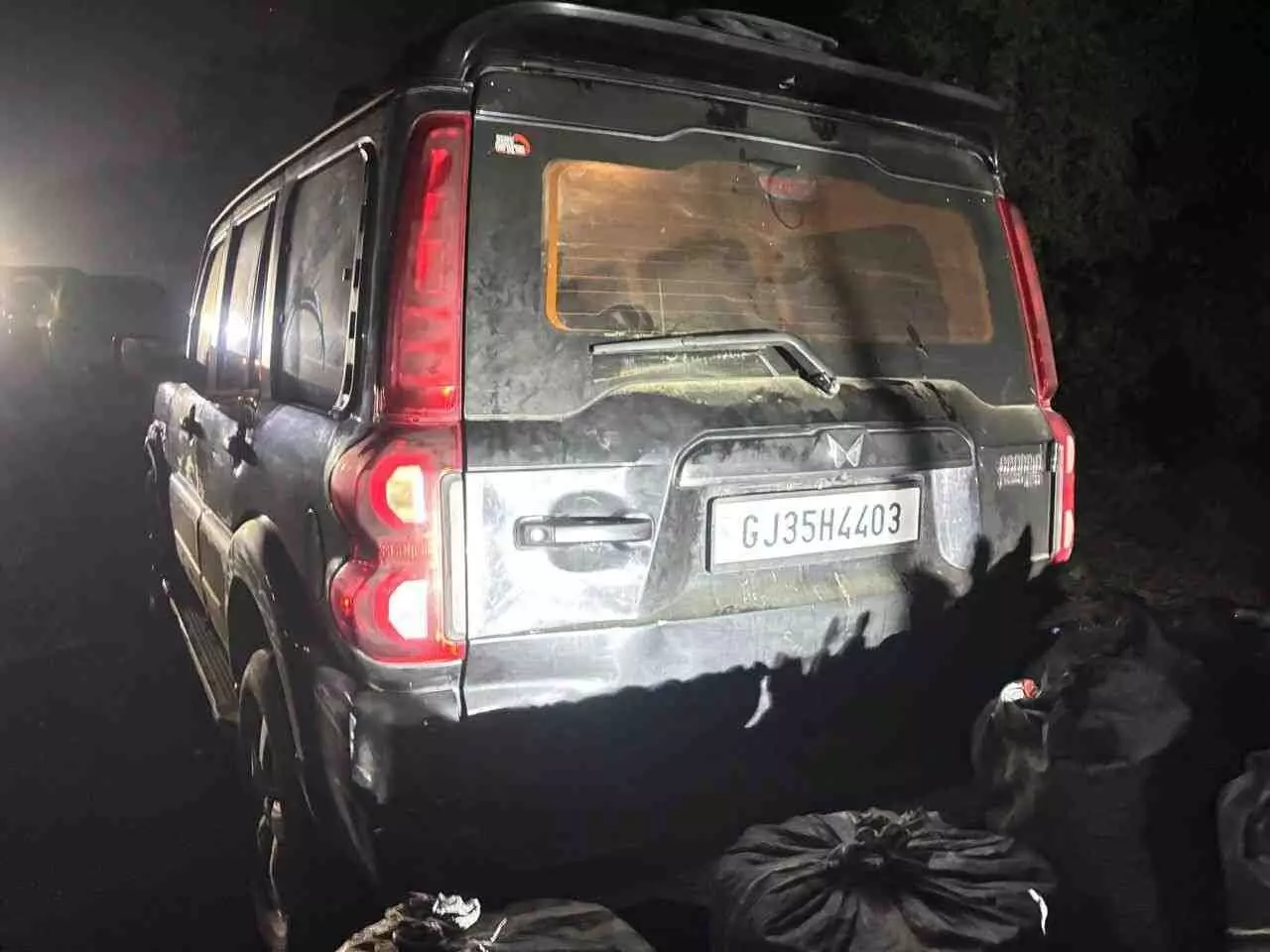 भटेवर हाइवे पर पुलिस कार्रवाई में जब्त काले रंग की स्कॉर्पियो गाड़ी और नशीले पदार्थ के कट्टे। भटेवर हाइवे पर पुलिस कार्रवाई में जब्त काले रंग की स्कॉर्पियो गाड़ी और नशीले पदार्थ के कट्टे।