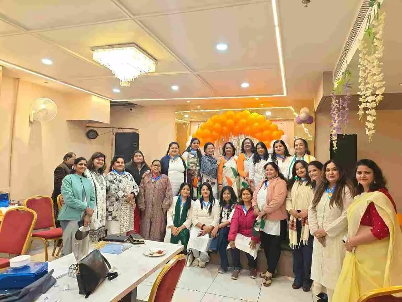 प्रेरणा क्रिएटिव क्लब की सदस्य और निर्णायक मंडल पुरस्कार वितरण समारोह के दौरान मंच पर उपस्थित। प्रेरणा क्रिएटिव क्लब की सदस्य और निर्णायक मंडल पुरस्कार वितरण समारोह के दौरान मंच पर उपस्थित।