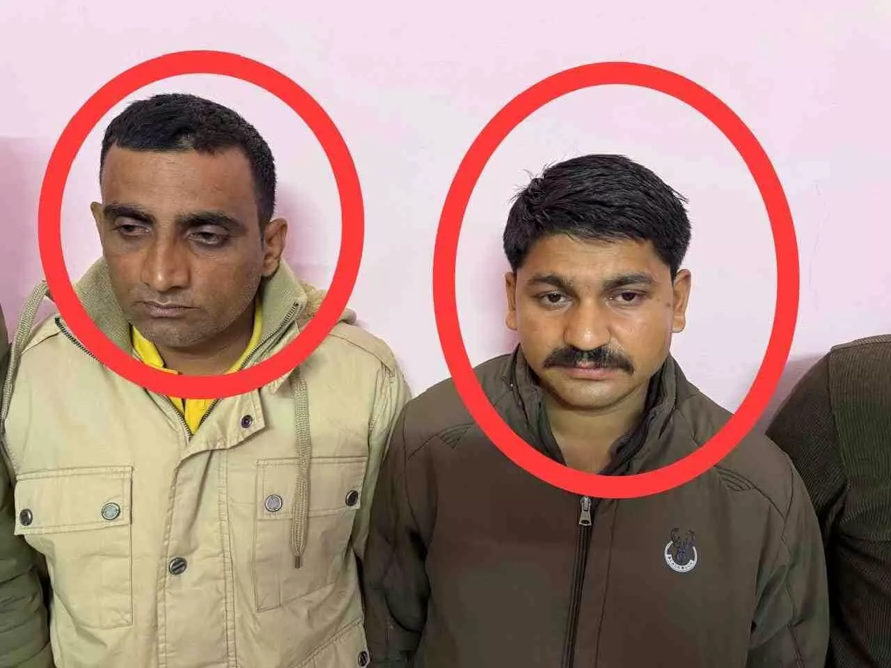 डूंगरपुर में भ्रष्टाचार निरोधक ब्यूरो द्वारा पकड़े गए दो पुलिसकर्मी पुलिस हिरासत में खड़े हैं। डूंगरपुर में भ्रष्टाचार निरोधक ब्यूरो द्वारा पकड़े गए दो पुलिसकर्मी पुलिस हिरासत में खड़े हैं।