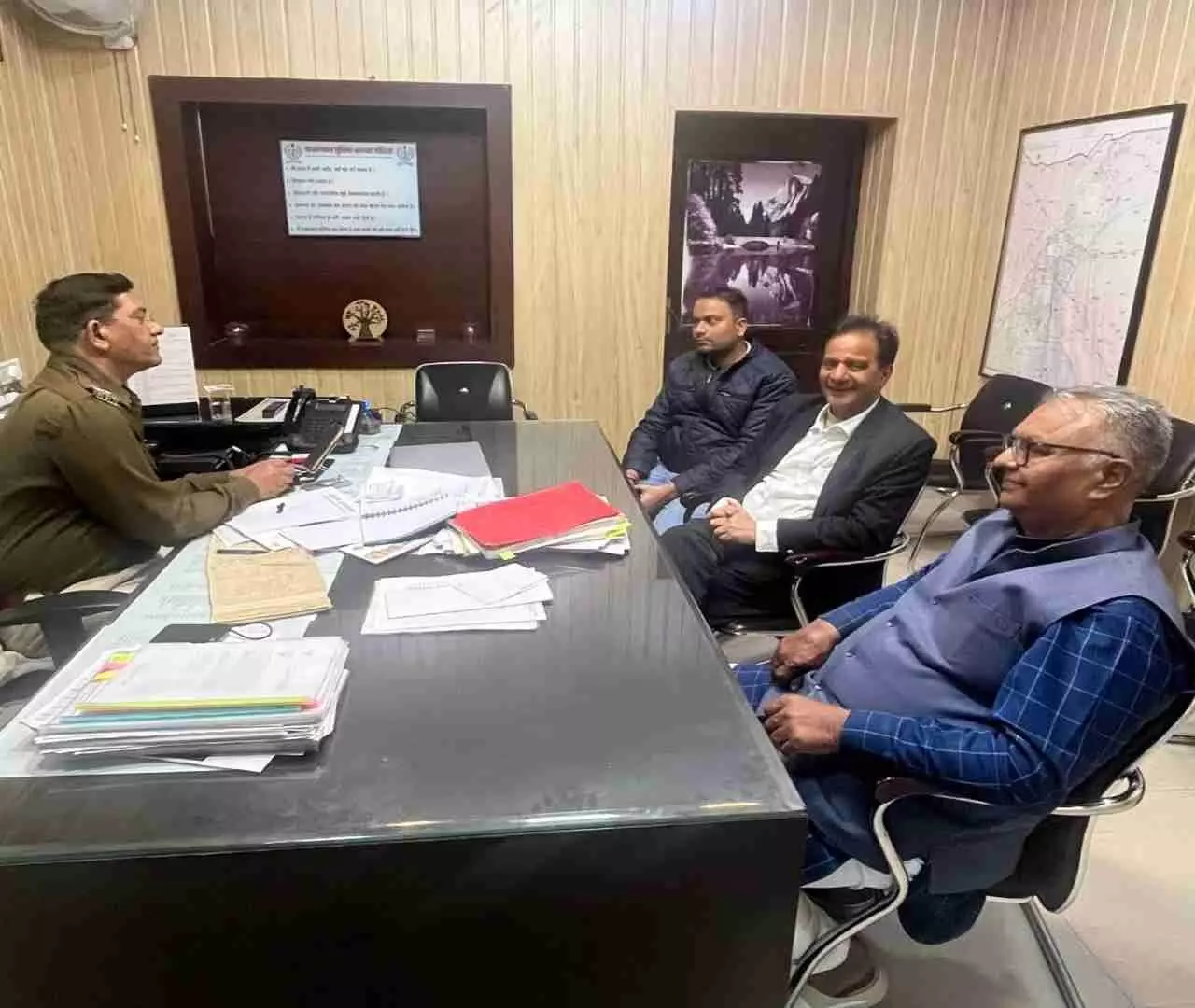 कोटा में चोरी की घटना को लेकर व्यापार महासंघ के पदाधिकारी पुलिस अधिकारी से चर्चा करते हुए।