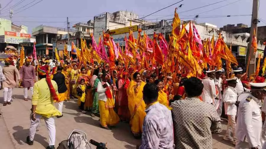 झालरापाटन की सड़कों पर हाथों में निशान लेकर बाबा श्याम की यात्रा निकालते श्रद्धालु और बैंड बाजे।