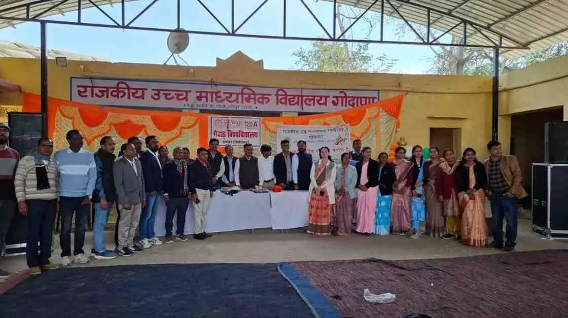 राजकीय उच्च माध्यमिक विद्यालय गोदाणा के मंच पर गुरु गौरव उत्सव समारोह में उपस्थित अतिथि और शिक्षक राजकीय उच्च माध्यमिक विद्यालय गोदाणा के मंच पर गुरु गौरव उत्सव समारोह में उपस्थित अतिथि और शिक्षक