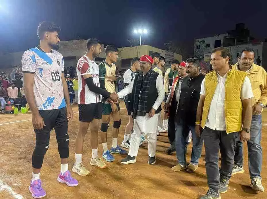 झाड़ोल में वॉलीबॉल प्रतियोगिता के दौरान खिलाड़ियों से हाथ मिलाते मुख्य अतिथि रघुवीर सिंह मीणा। झाड़ोल में वॉलीबॉल प्रतियोगिता के दौरान खिलाड़ियों से हाथ मिलाते मुख्य अतिथि रघुवीर सिंह मीणा।