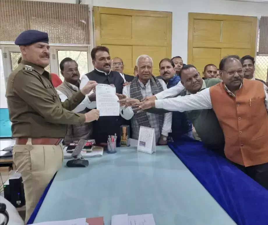 बारां जिला कलेक्ट्रेट में पुलिस अधीक्षक को ज्ञापन सौंपते हुए कांग्रेस पार्टी के विभिन्न पदाधिकारी और कार्यकर्ता। बारां जिला कलेक्ट्रेट में पुलिस अधीक्षक को ज्ञापन सौंपते हुए कांग्रेस पार्टी के विभिन्न पदाधिकारी और कार्यकर्ता।