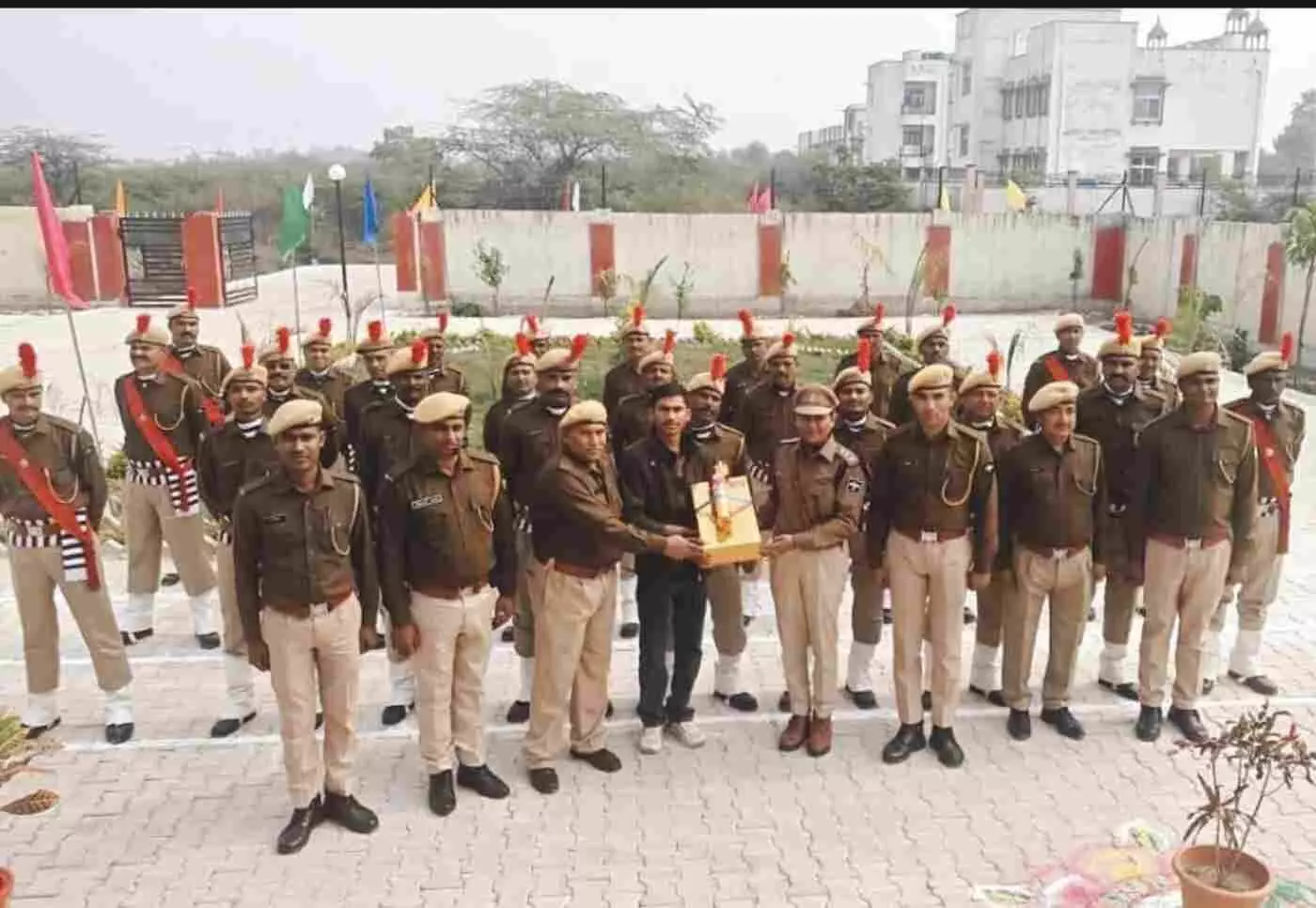बारां गणतंत्र दिवस समारोह में कमांडेंट सीमा पारीक द्वारा होमगार्ड कार्मिकों को सम्मानित करते हुए दृश्य। बारां गणतंत्र दिवस समारोह में कमांडेंट सीमा पारीक द्वारा होमगार्ड कार्मिकों को सम्मानित करते हुए दृश्य।
