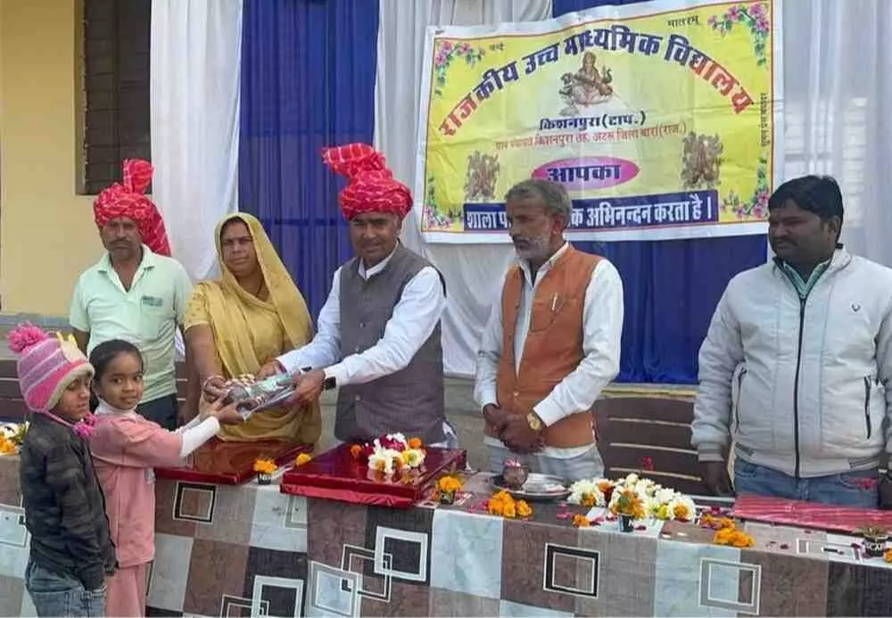 राजकीय उच्च माध्यमिक विद्यालय किशनपुरा टापरिया में बच्चों को स्वेटर और टोपी वितरित करते हुए अतिथि। राजकीय उच्च माध्यमिक विद्यालय किशनपुरा टापरिया में बच्चों को स्वेटर और टोपी वितरित करते हुए अतिथि।
