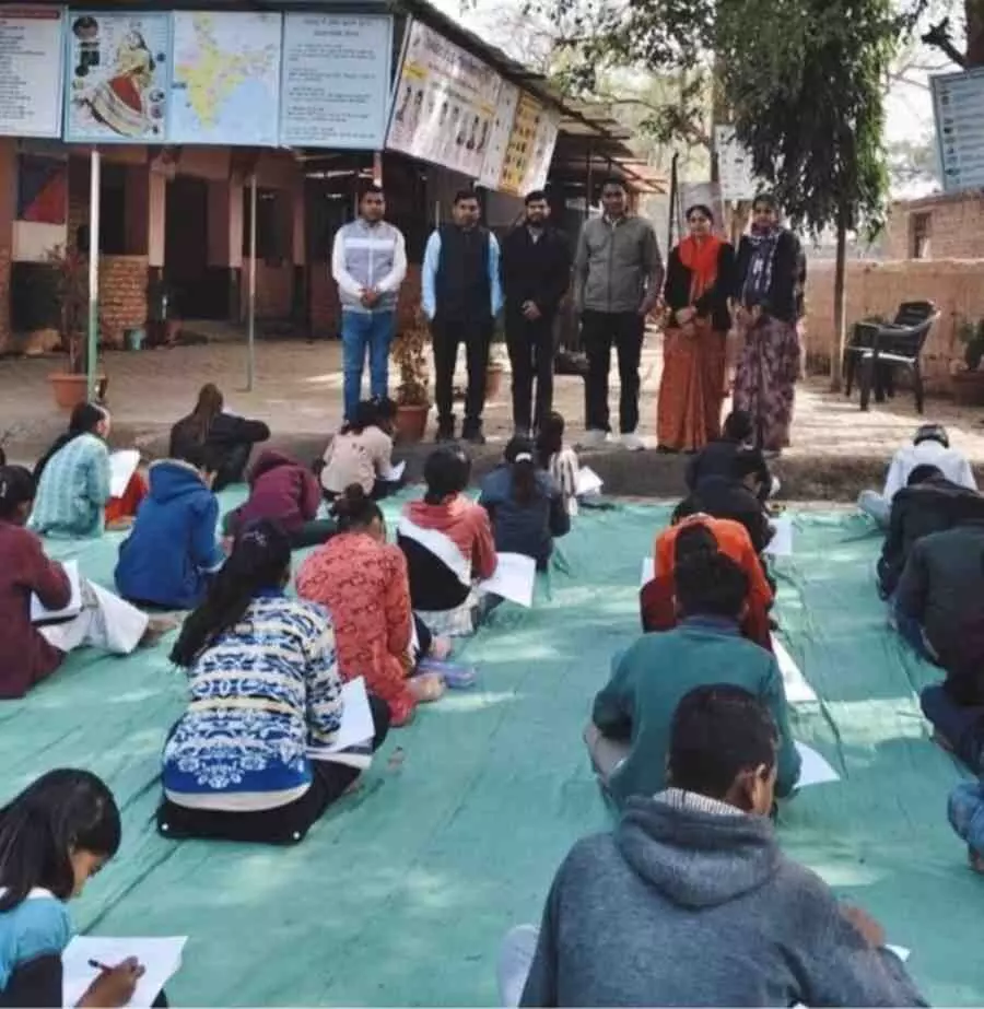 बारां के कॉलेज में सड़क सुरक्षा जागरूकता कार्यक्रम के दौरान उपस्थित विद्यार्थी और समिति के सदस्य। बारां के कॉलेज में सड़क सुरक्षा जागरूकता कार्यक्रम के दौरान उपस्थित विद्यार्थी और समिति के सदस्य।