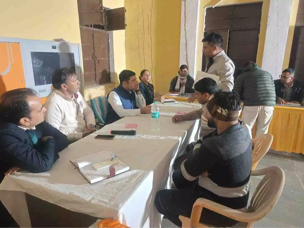 कनवाडा में रात्रि चौपाल के दौरान जिला कलक्टर उत्सव कौशल ग्रामीणों की समस्याएं सुनते हुए। कनवाडा में रात्रि चौपाल के दौरान जिला कलक्टर उत्सव कौशल ग्रामीणों की समस्याएं सुनते हुए।