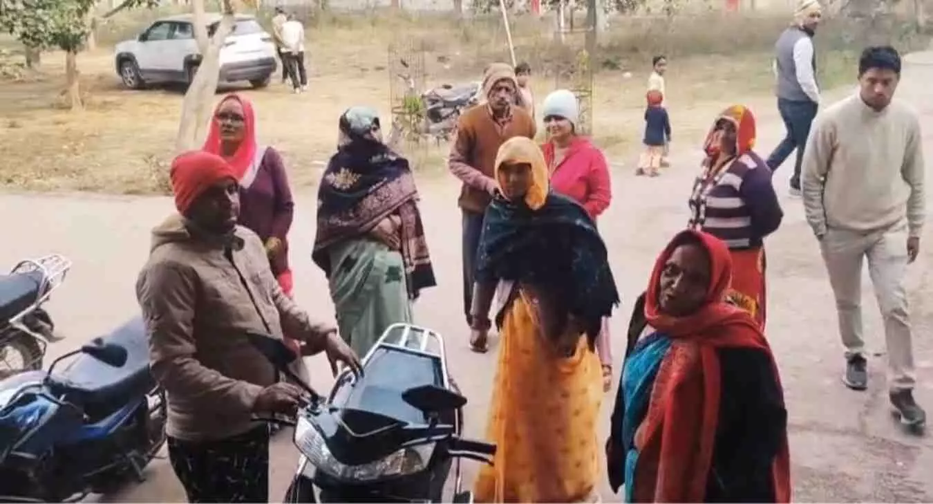 भुसावर उपखण्ड कार्यालय में ज्ञापन सौंपती महिलाएं पेयजल आपूर्ति समय में बदलाव का विरोध कर रही हैं। भुसावर उपखण्ड कार्यालय में ज्ञापन सौंपती महिलाएं पेयजल आपूर्ति समय में बदलाव का विरोध कर रही हैं।