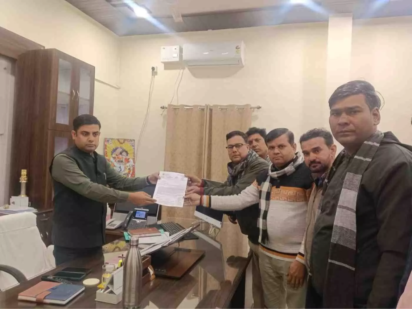 डीग जिला कलेक्ट्रेट में यूजीसी नियमों के विरोध में ज्ञापन देते विप्र फाउंडेशन के सदस्य और पदाधिकारी डीग जिला कलेक्ट्रेट में यूजीसी नियमों के विरोध में ज्ञापन देते विप्र फाउंडेशन के सदस्य और पदाधिकारी