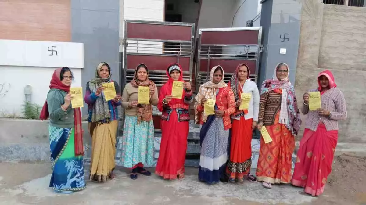 भुसावर के सार्वजनिक स्थान पर विराट हिन्दू सम्मेलन का पोस्टर लगाते कार्यकर्ता और आयोजन की तैयारियां। भुसावर के सार्वजनिक स्थान पर विराट हिन्दू सम्मेलन का पोस्टर लगाते कार्यकर्ता और आयोजन की तैयारियां।