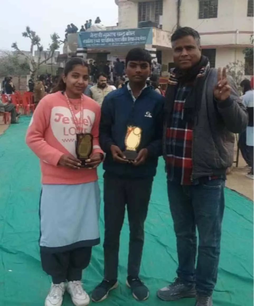 डीग के विजेता विद्यार्थी मनीषा ठाकुर और अर्पित भरतपुर जिला स्तरीय स्किल एग्जिबिशन प्रतियोगिता के दौरान। डीग के विजेता विद्यार्थी मनीषा ठाकुर और अर्पित भरतपुर जिला स्तरीय स्किल एग्जिबिशन प्रतियोगिता के दौरान।