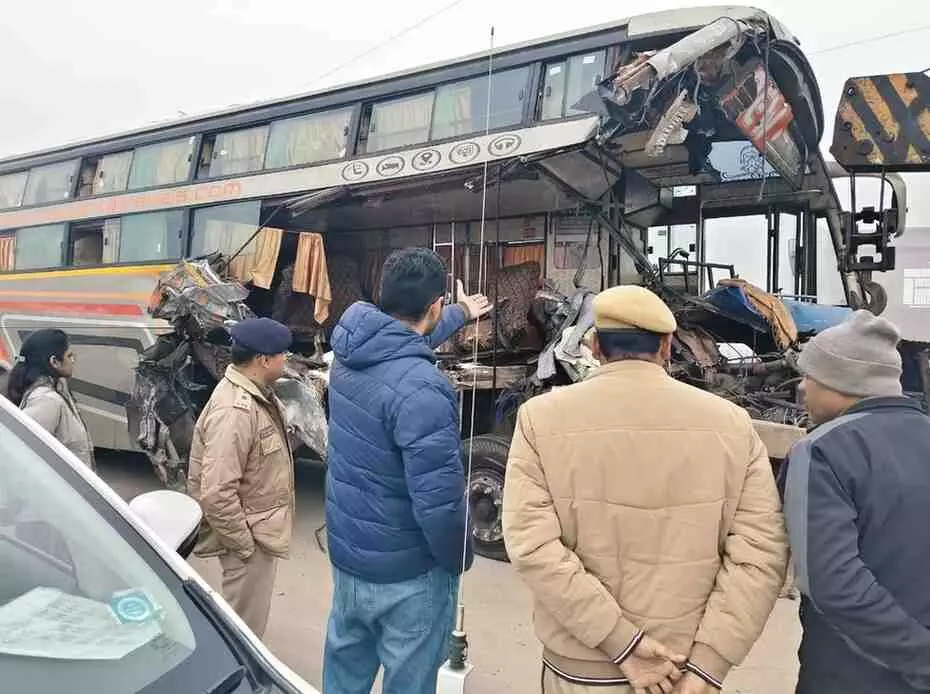 भरतपुर में लुधावई पुलिया के पास सड़क हादसे के बाद खड़ी क्षतिग्रस्त स्लीपर बस और पुलिस अधिकारी। भरतपुर में लुधावई पुलिया के पास सड़क हादसे के बाद खड़ी क्षतिग्रस्त स्लीपर बस और पुलिस अधिकारी।