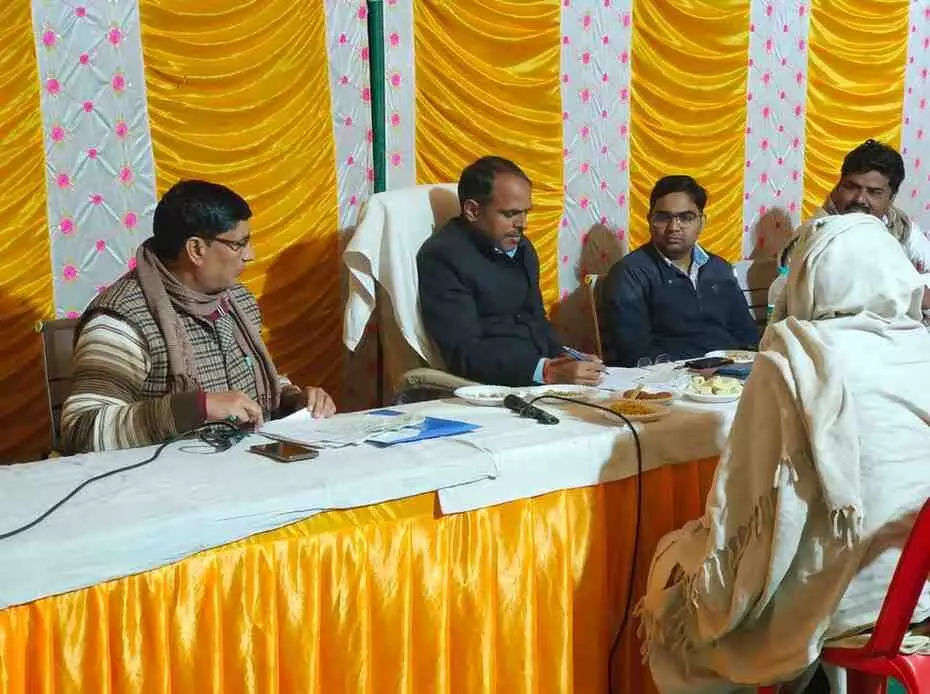 राजीव गांधी सेवा केंद्र सिकरोरी में अतिरिक्त जिला कलेक्टर राजकुमार कस्वां ग्रामीणों के बीच बैठकर जनसुनवाई करते हुए। राजीव गांधी सेवा केंद्र सिकरोरी में अतिरिक्त जिला कलेक्टर राजकुमार कस्वां ग्रामीणों के बीच बैठकर जनसुनवाई करते हुए।