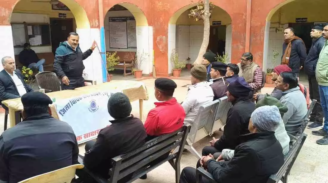 सैनिक कल्याण बोर्ड भरतपुर में विधिक जागरूकता शिविर के दौरान जानकारी देते विधिक सेवा अधिकारी और उपस्थित भूतपूर्व सैनिक। सैनिक कल्याण बोर्ड भरतपुर में विधिक जागरूकता शिविर के दौरान जानकारी देते विधिक सेवा अधिकारी और उपस्थित भूतपूर्व सैनिक।