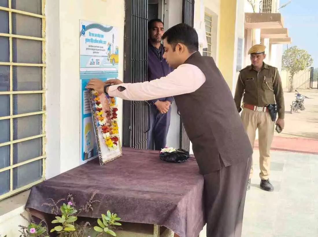 महात्मा गांधी के चित्र पर पुष्प अर्पित करते जिला कलेक्टर उत्सव कौशल और कलेक्ट्रेट कर्मचारी। महात्मा गांधी के चित्र पर पुष्प अर्पित करते जिला कलेक्टर उत्सव कौशल और कलेक्ट्रेट कर्मचारी।