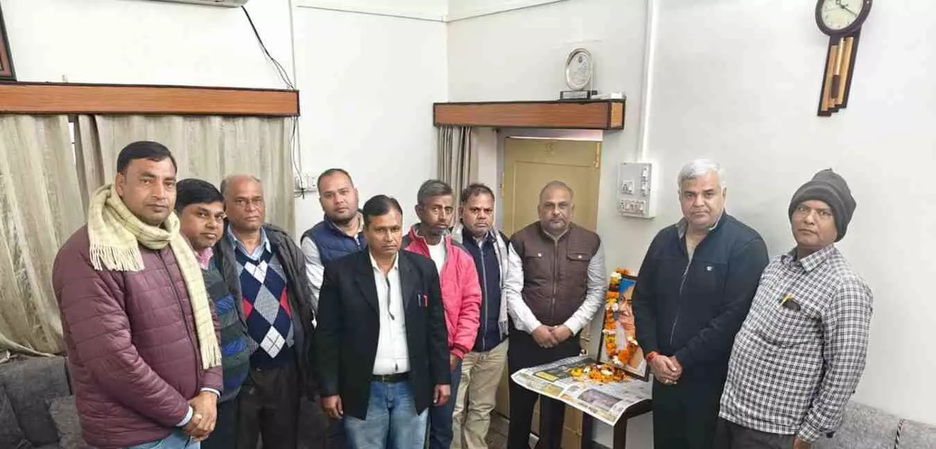 बयाना के कांग्रेस कार्यालय में महात्मा गांधी की तस्वीर पर पुष्प अर्पित करते हुए कांग्रेस कार्यकर्ता और पदाधिकारी। बयाना के कांग्रेस कार्यालय में महात्मा गांधी की तस्वीर पर पुष्प अर्पित करते हुए कांग्रेस कार्यकर्ता और पदाधिकारी।