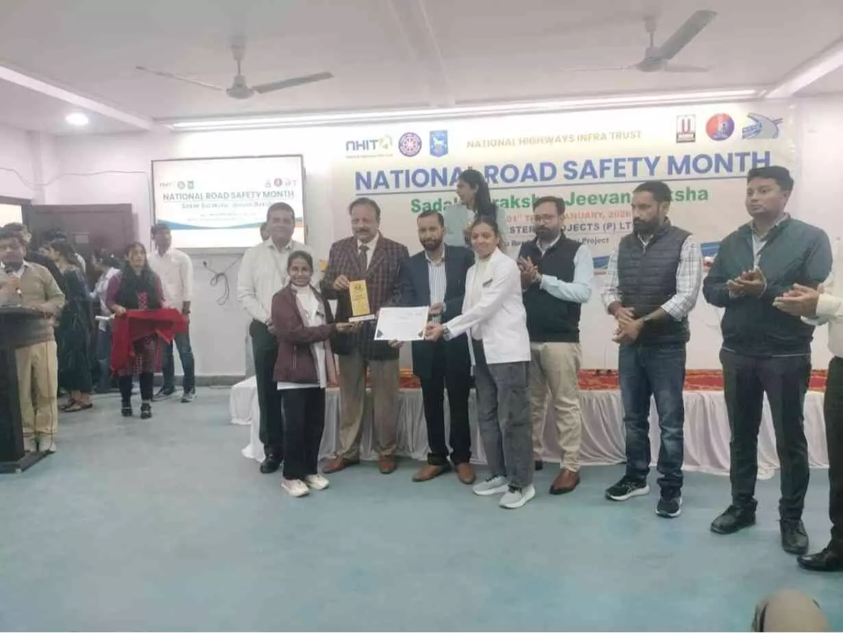 माधव विश्वविद्यालय सिरोही में सड़क सुरक्षा कार्यक्रम के दौरान छात्रों को प्रमाण पत्र देते हुए अतिथि। माधव विश्वविद्यालय सिरोही में सड़क सुरक्षा कार्यक्रम के दौरान छात्रों को प्रमाण पत्र देते हुए अतिथि।