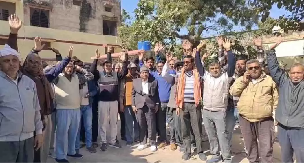 कार्यालय के बाहर यूजीसी नियमों के विरोध में ज्ञापन देते प्रदर्शनकारी लोग बयाना में प्रदर्शन के दौरान। कार्यालय के बाहर यूजीसी नियमों के विरोध में ज्ञापन देते प्रदर्शनकारी लोग बयाना में प्रदर्शन के दौरान।