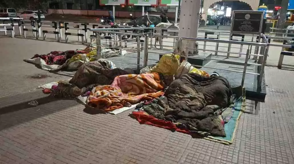 चित्तौड़गढ़ के सार्वजनिक स्थान पर कड़ाके की ठंड से बचने के लिए अलाव तापते हुए ग्रामीण लोग। चित्तौड़गढ़ के सार्वजनिक स्थान पर कड़ाके की ठंड से बचने के लिए अलाव तापते हुए ग्रामीण लोग।