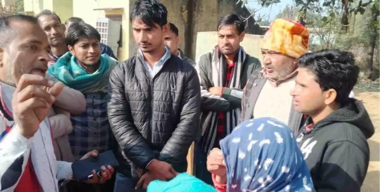 भुसावर में कुण्डा जलाशय पर पेयजल आपूर्ति के विरोध में नारेबाजी करते हुए ग्रामीण प्रदर्शनकारी।