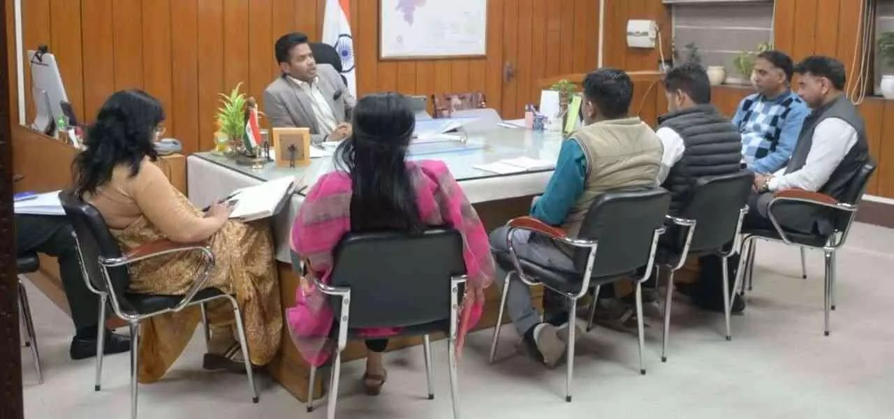 चित्तौड़गढ़ कलेक्ट्रेट चेंबर में जिला कलक्टर आलोक रंजन अधिकारियों के साथ बैठक कर सफाई व्यवस्था की समीक्षा कर रहे हैं। चित्तौड़गढ़ कलेक्ट्रेट चेंबर में जिला कलक्टर आलोक रंजन अधिकारियों के साथ बैठक कर सफाई व्यवस्था की समीक्षा कर रहे हैं।