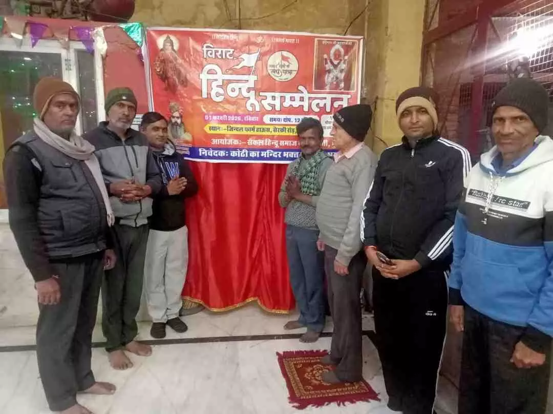 भुसावर के कोठी वाले हनुमानजी मन्दिर में पोस्टर विमोचन करते हुए आयोजन समिति के सदस्य और स्थानीय श्रद्धालु।